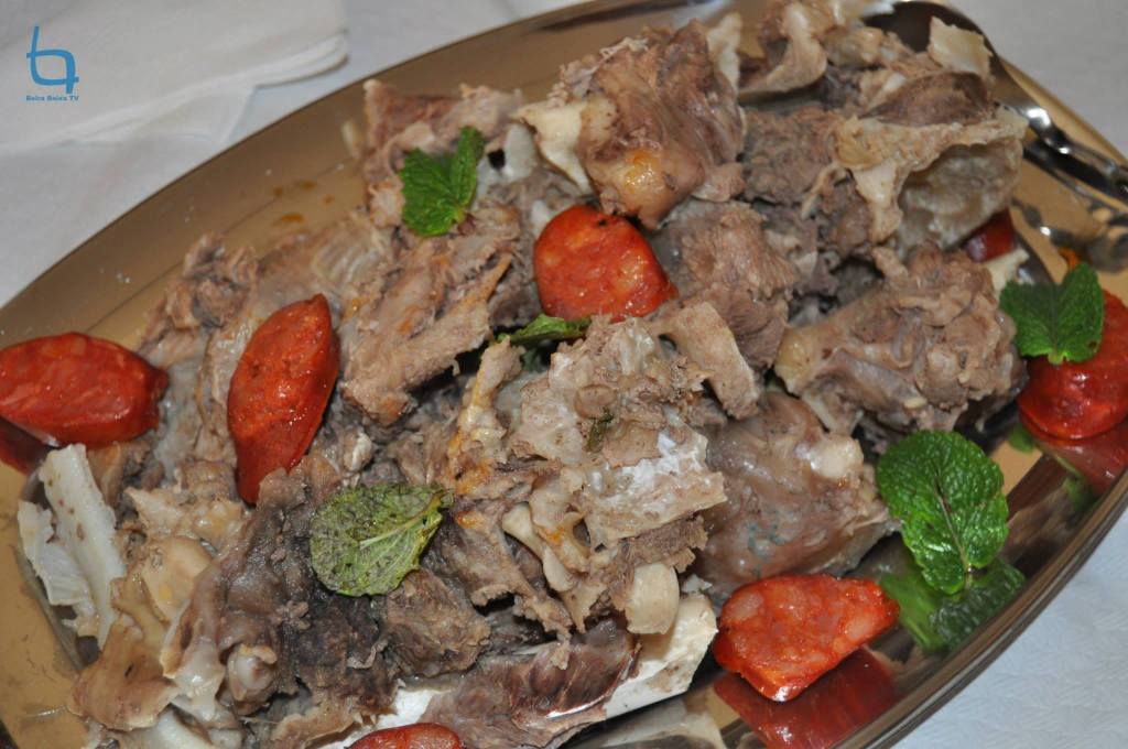 A travessa das carnes cozidas